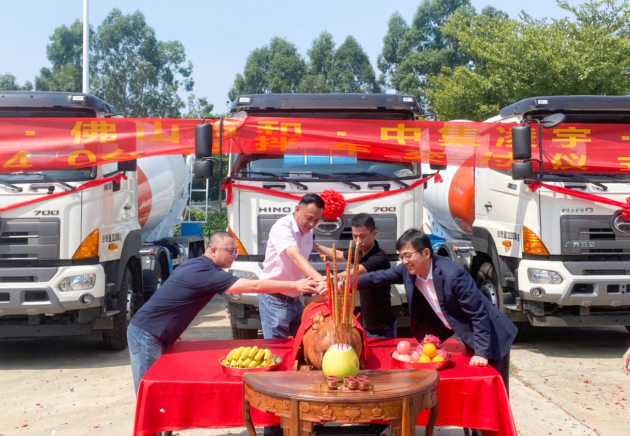 喜氣洋洋共相聚，40臺(tái)凌宇攪拌車交付大客戶！