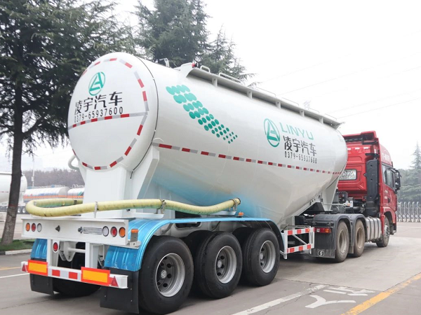 “小白罐”喜迎新搭檔，六大優(yōu)勢(shì)帶你揭秘專用牽引車