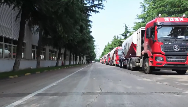 大單!100臺#粉罐半掛車 陸續(xù)發(fā)車，震撼#航拍