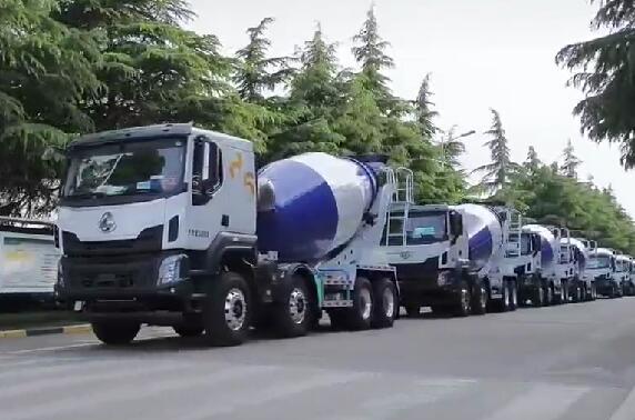 市場如此火爆，一批批新車交付用戶。場面壯觀！